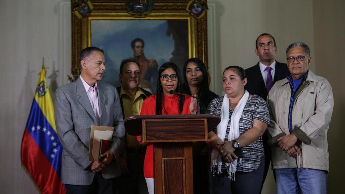 La presidenta de la Asamblea Nacional Constituyente, Delcy Rodríguez (3-i), ofrece declaraciones junto a miembros de la Comisión de la Verdad hoy, sábado 19 de agosto de 2017, en Caracas (Venezuela).