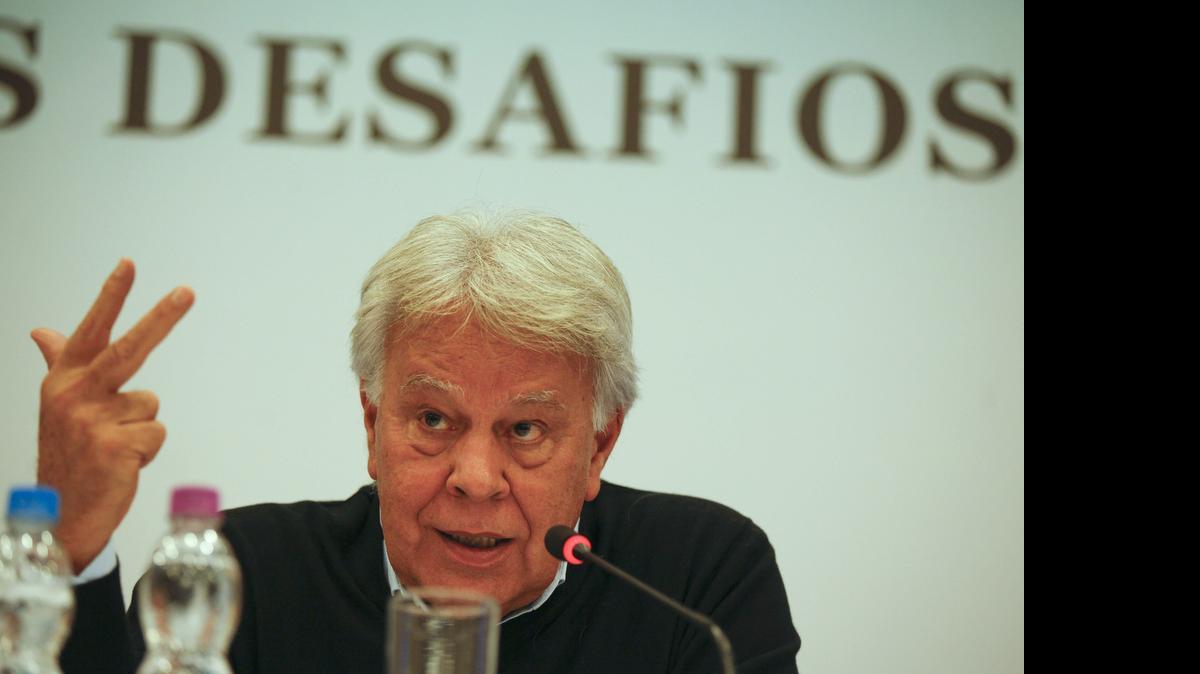 
El expresidente del Gobierno español Felipe González, habla junto al exmandatario brasileño Luiz Inácio Lula da Silva (no en la foto) el lunes 22 de junio de 2015, en el Seminario "Nuevos desafíos de la democracia", en Sao Paulo (Brasil) .
