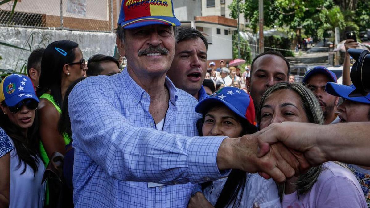 El ex presidente mexicano Vicente Fox (c) visita un centro de consulta popular el domingo 16 de julio de 2017, en el barrio de Petare, Caracas (Venezuela).