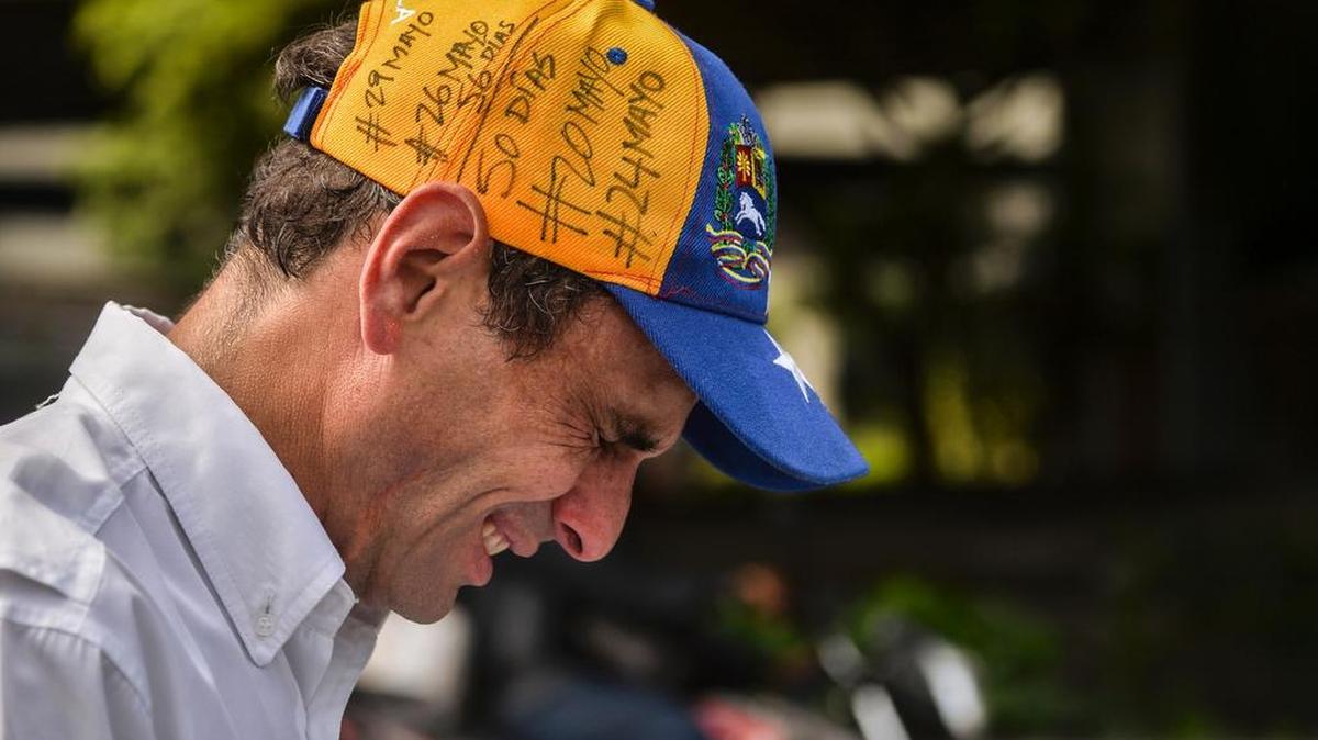 El líder de la oposición, Henrique Capriles, sufre los efectos del gas lacrimógeno durante los enfrentamientos entre manifestantes antigubernamentales y la policía antidisturbios durante una manifestación contra el presidente venezolano, Nicolás Maduro, en Caracas el 29 de mayo de 2017.