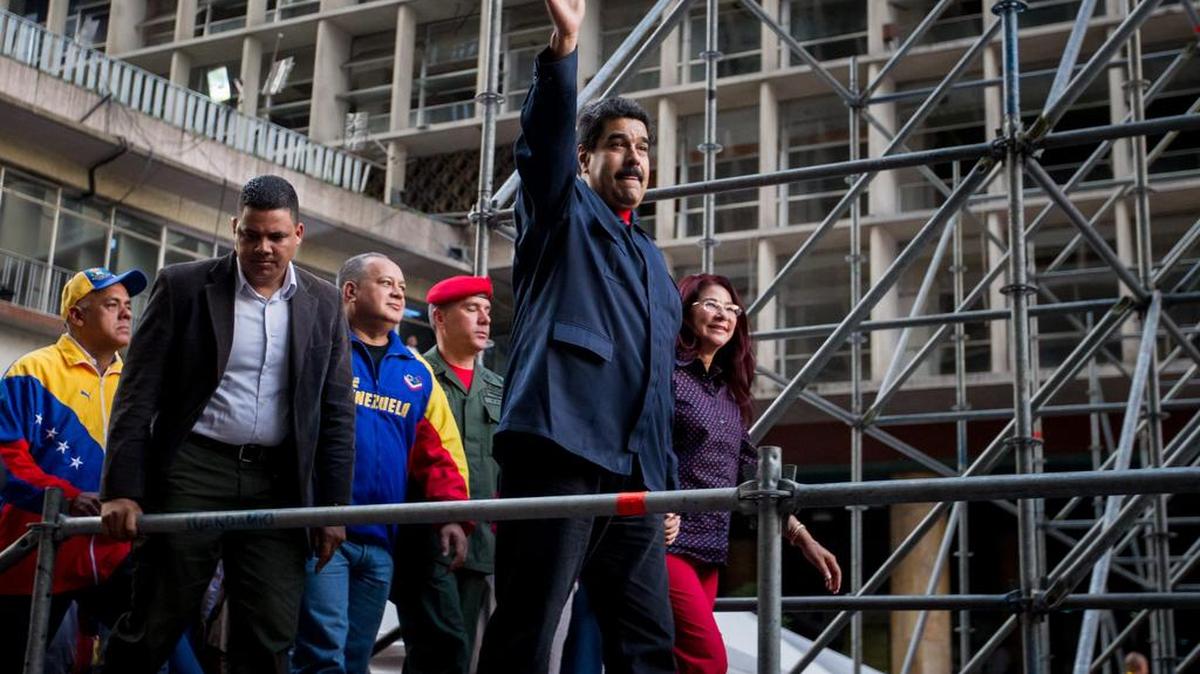 El presidente venezolano, Nicolás Maduro, acompañado de la primera dama, Cilia Flores (d), sale de la sede del Consejo Nacional Electoral el lunes 26 de octubre de 2015, en Caracas (Venezuela).