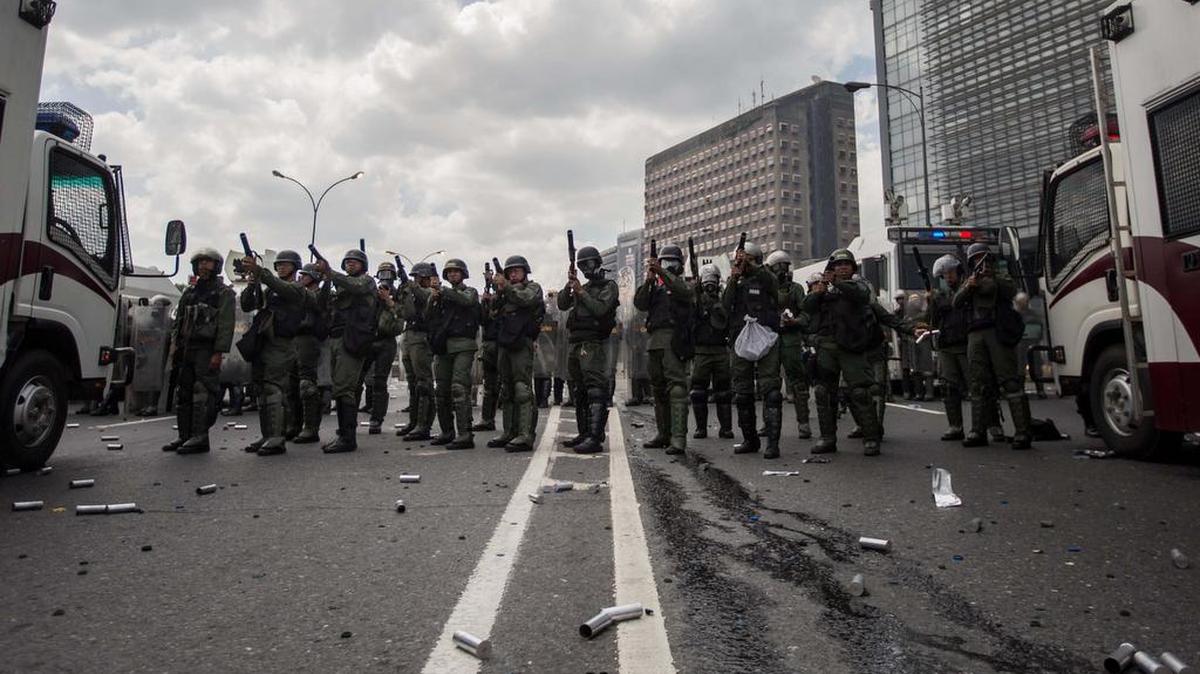 Miembros del Ejército Nacional Bolivariano intentan disipar una manifestación de opositores al gobierno de Nicolás Maduro el jueves 6 de abril de 2017, en Caracas. Dos fotógrafos de la Agencia EFE en Caracas resultaron heridos durante una protesta opositora en Caracas cuando agentes de los cuerpos de seguridad dispararon a quemarropa contra ellos mientras cubrían gráficamente la manifestación en el este de la capital venezolana.