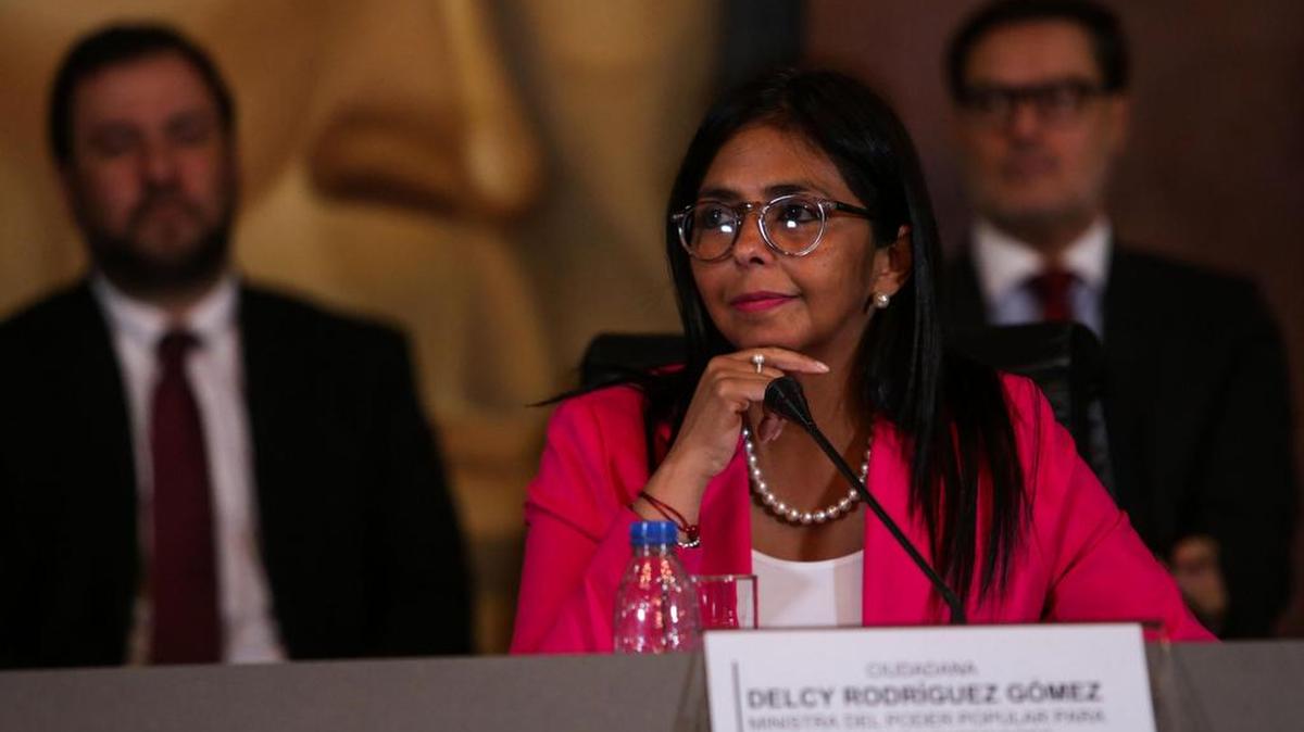 La canciller venezolana, Delcy Rodríguez, habla durante una rueda de prensa el jueves 01 de Junio de 2017, en Caracas (Venezuela).