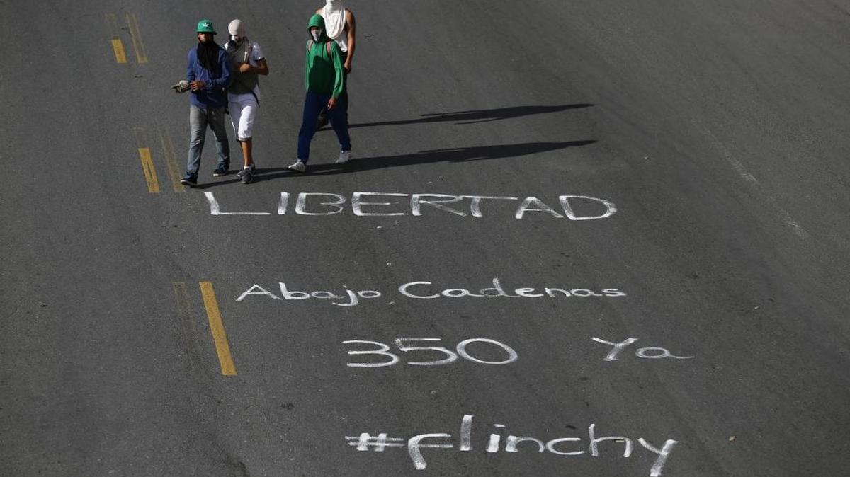 Jóvenes protestan contra el gobierno de Maduro en Caracas, el 14 de junio.