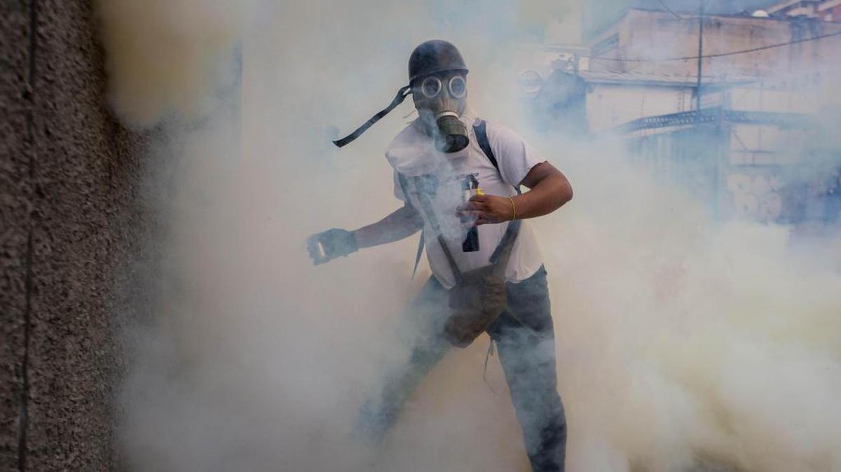 Cientos de personas participan en una manifestación el lunes 10 de abril de 2017, en Caracas (Venezuela).