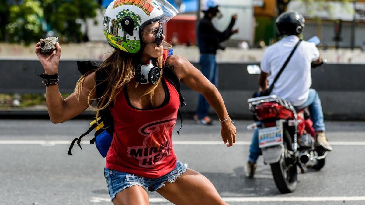 Caterina Ciarcelluti, una modelo de fitness de 44 años, participa en las protestas contra el gobierno de Nicolás Maduro, el lunes 1 de mayo de 2017, en Caracas.