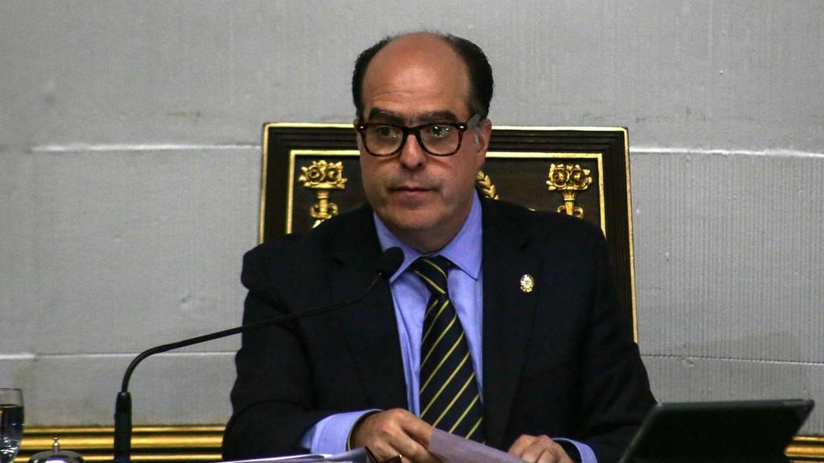 El presidente de la Asamblea Nacional, el diputado Julio Borges (c), asiste a una sesión de la Asamblea Nacional de Venezuela el martes 25 de abril de 2017, en Caracas (Venezuela).