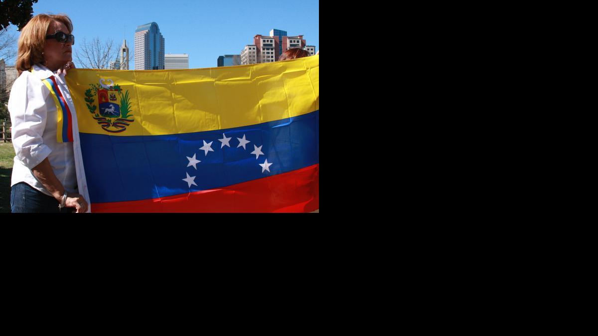 
Venezolanos y simpatizantes se concentran hoy, domingo 15 de marzo de 2015, en el centro de Charlotte (Carolina del Norte - EE.UU.). Decenas de venezolanos que residen en las Carolinas se concentraron para denunciar la "sistemática violación" a los derechos humanos que se registra en el país latinoamericano. 
