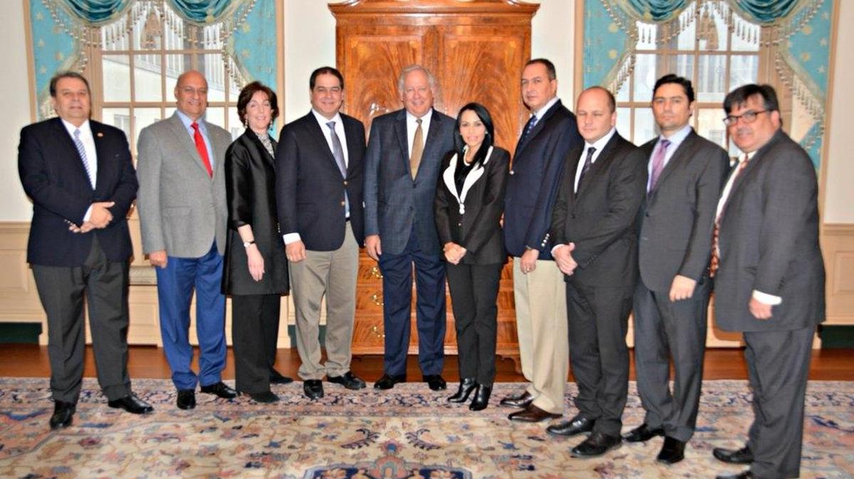 Roberta Jacobson, tercera de la izquierda, junto a los diputados venezolanos opositores, el viernes en Washington D.C.