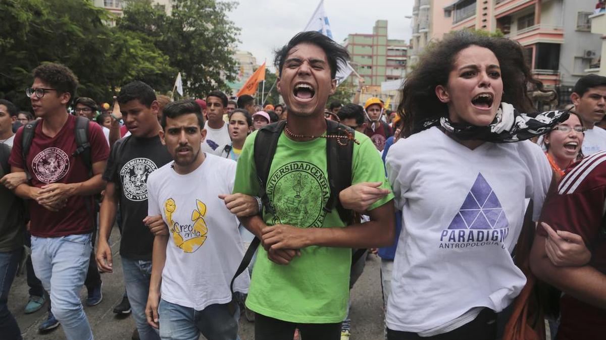 Estudiantes piden la renuncia del presidente Nicolás Maduro durante una marcha en Caracas, Venezuela, el lunes 8 de mayo de 2017.