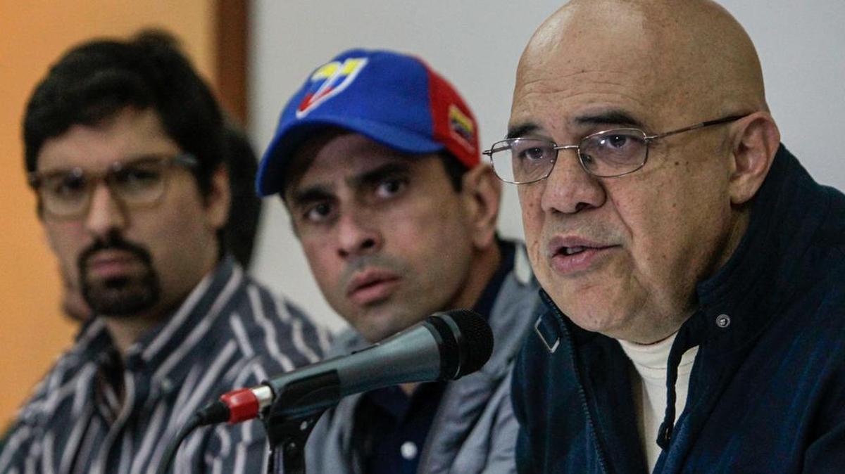 El secretario general de la Mesa de la Unidad (MUD), Jesús Chuo Torrealba (d), habla junto al gobernador del estado Miranda, Henrique Capriles (c) y el diputado Freddy Guevara (i), durante una rueda de prensa el lunes 10 de octubre de 2016, en Caracas (Venezuela).