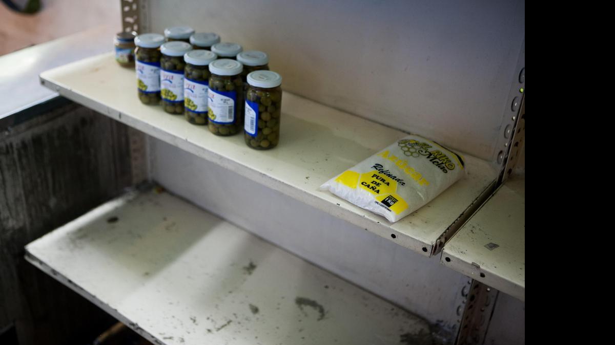 
Detalle de unos productos en el estante de un abasto en el 2013, en Caracas. El gobierno venezolano lleva tiempo sin difundir datos esenciales, como la escasez o el crecimiento del Producto Interno Bruto (PIB).
