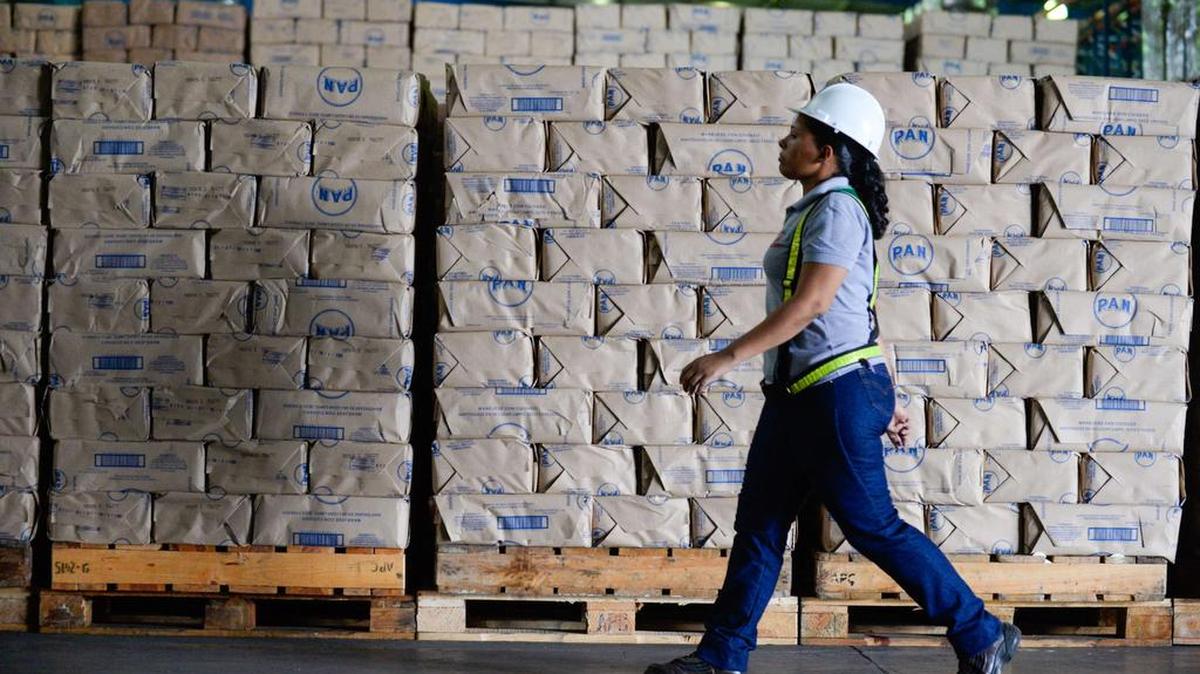 Foto de archivo que muestra a una empleada de las Empresas Polar caminando por una de las fábricas de alimentos en Maracay, Venezuela.