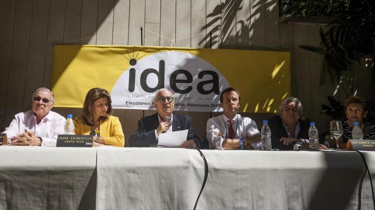 De izquierda a derecha, los expresidentes Luis Alberto Lacalle, de Uruguay (1990-1995); Laura Chinchilla, de Costa Rica (2010-2014); Andrés Pastrana, de Colombia (1998-2002); Jorge Quiroga, de Bolivia (2001-2002); Miguel Ángel Rodríguez, de Costa Rica (1998-2002) y Mireya Moscoso, de Panamá (1999-2004), participan en una rueda de prensa hoy, lunes 7 de diciembre de 2015, en Caracas (Venezuela).