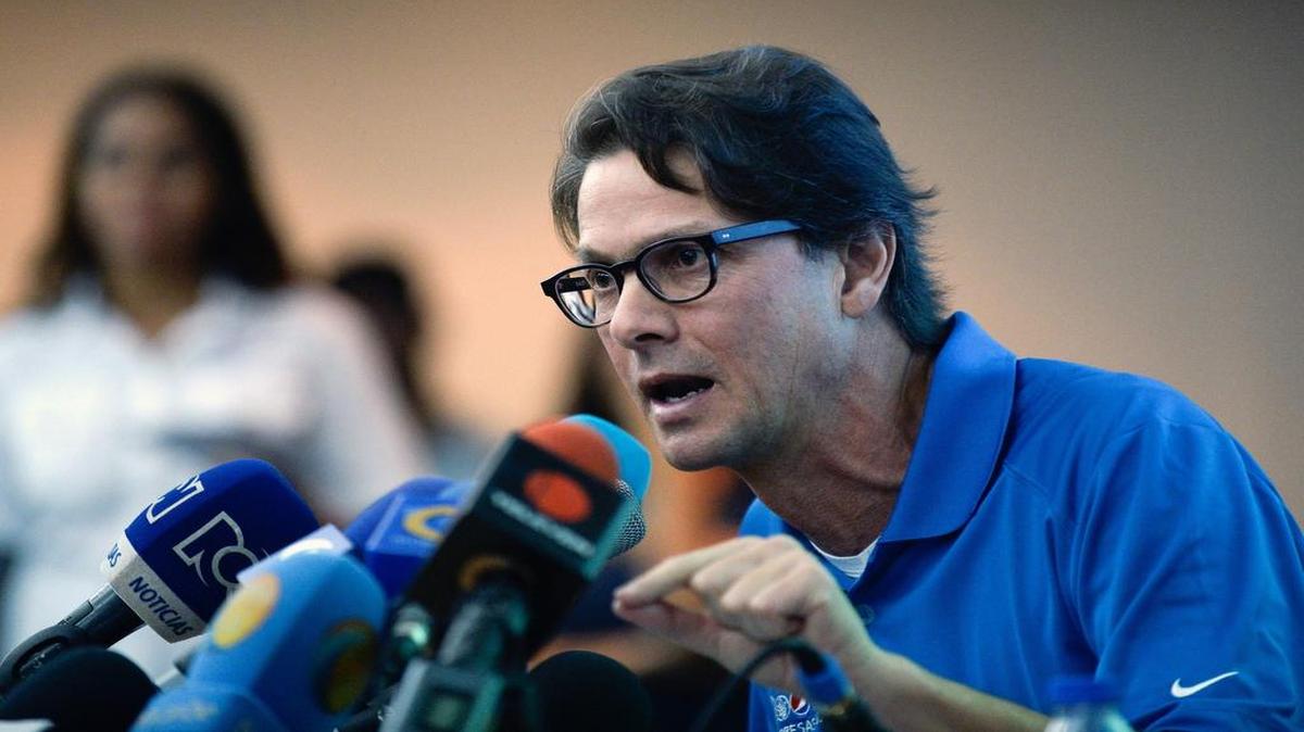 El presidente de Empresas Polar, la mayor productora de alimentos y bebidas de Venezuela, Lorenzo Mendoza (d) es visto el martes 2 de febrero de 2016, durante una rueda de prensa. 