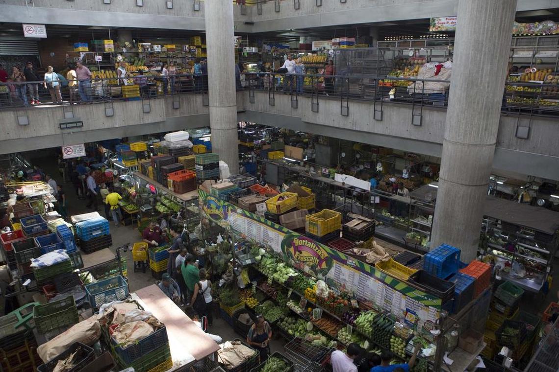 Foto del 2 de noviembre de 2017 de un mercado popular de Caracas. La inyección descontrolada de dinero base en el sistema y el dramático descalabro de la producción en los últimos años han llevado a la hiperinflación a Venezuela.