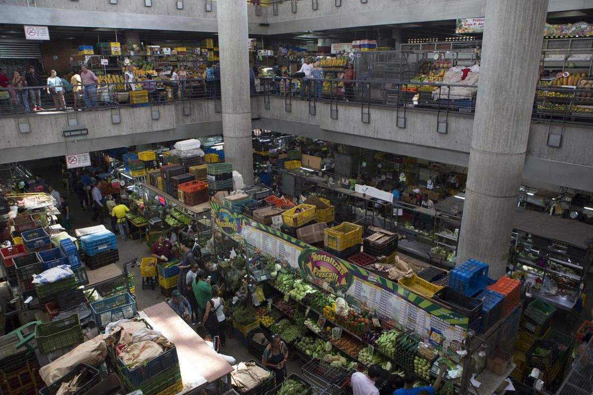 Foto del 2 de noviembre de 2017 de un mercado popular de Caracas. La inyección descontrolada de dinero base en el sistema y el dramático descalabro de la producción en los últimos años han llevado a la hiperinflación a Venezuela.