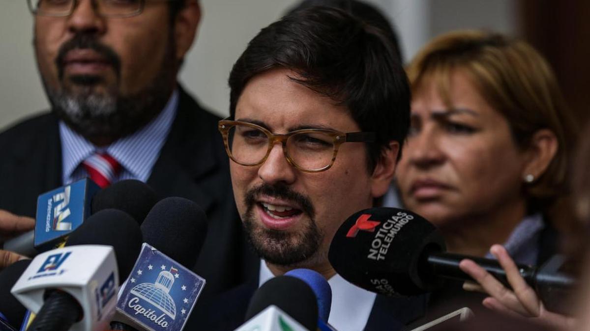 El vicepresidente de la Asamblea Nacional de Venezuela, Freddy Guevara, ofrece declaraciones a periodistas luego de una reunión de comisiones del cuerpo legislativo el lunes 7 de agosto de 2017, en Caracas (Venezuela).