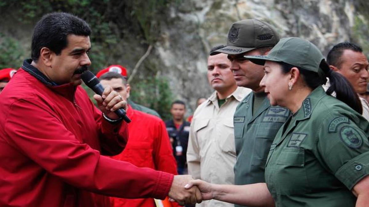 
El gobernante venezolano Nicolás Maduro saluda el viernes a la nueva ministra de Justicia, almiranta en jefa Carmen Meléndez, quien cedió su puesto al frente del Ministerio de Defensa al general Vladimir Padrino López (centro).
