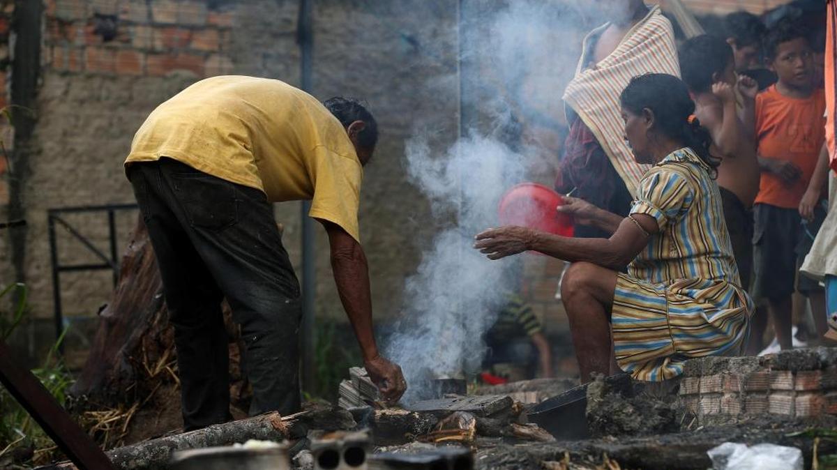 Un grupo de indígenas venezolanos en Pacaraima, una empobrecida y pequeña ciudad del norte de Brasil, a donde han migrado debido a la crisis venezolana.