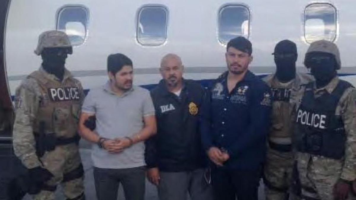 Efraín Campo Flores (segundo desde la izq.) y Franqui Francisco Flores de Freitas (cuarto desde la izq.) esposados después de ser arrestados en Haití a finales del 2015.