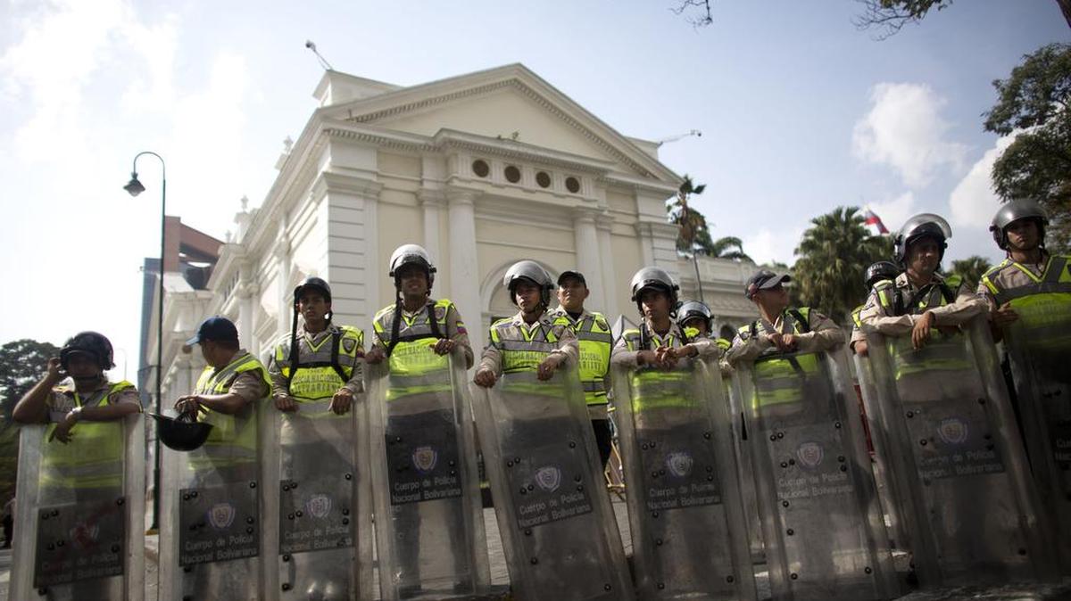Foto de archivo que muestra agentes de la Policía Nacional Bolivariana en las afueras de la Asamblea Nacional en Caracas, el 1ro de marzo.