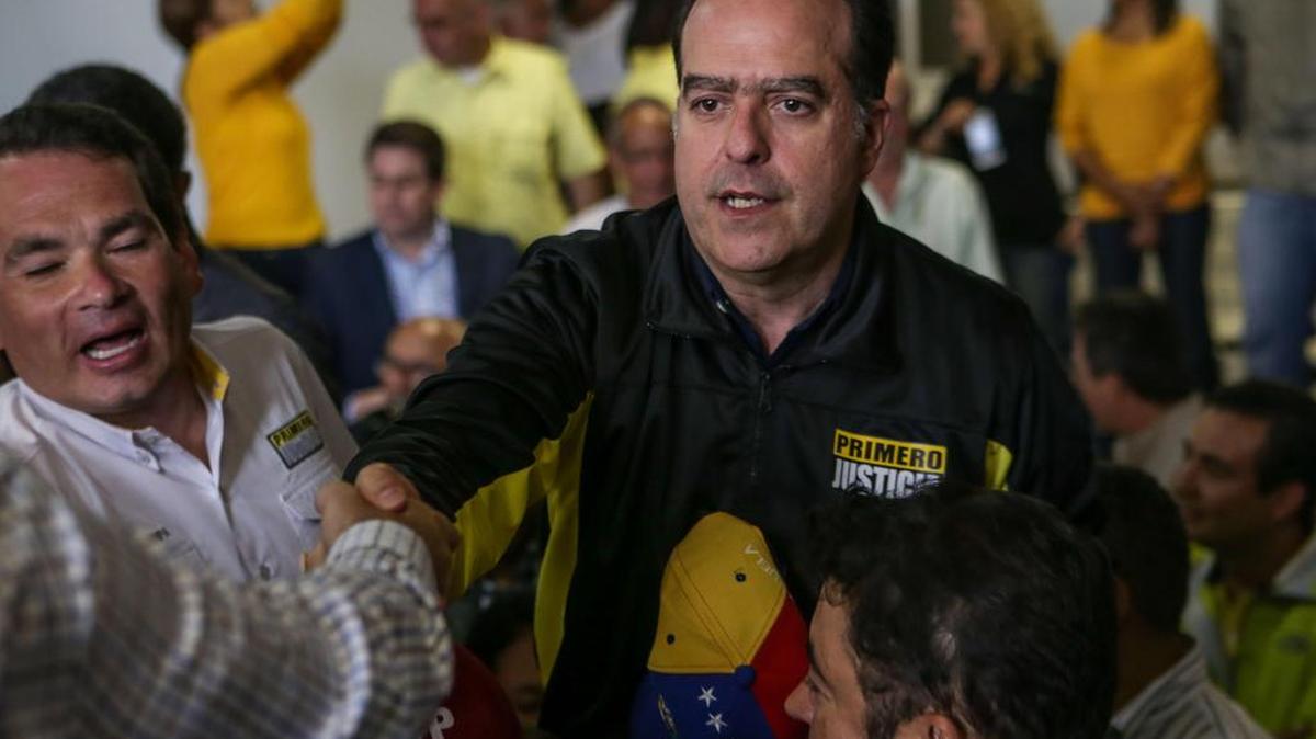 El presidente de la Asamblea Nacional, el diputado de (PJ) Julio Borges (c), saluda a seguidores el lunes 17 de abril de 2017, en Caracas (Venezuela).