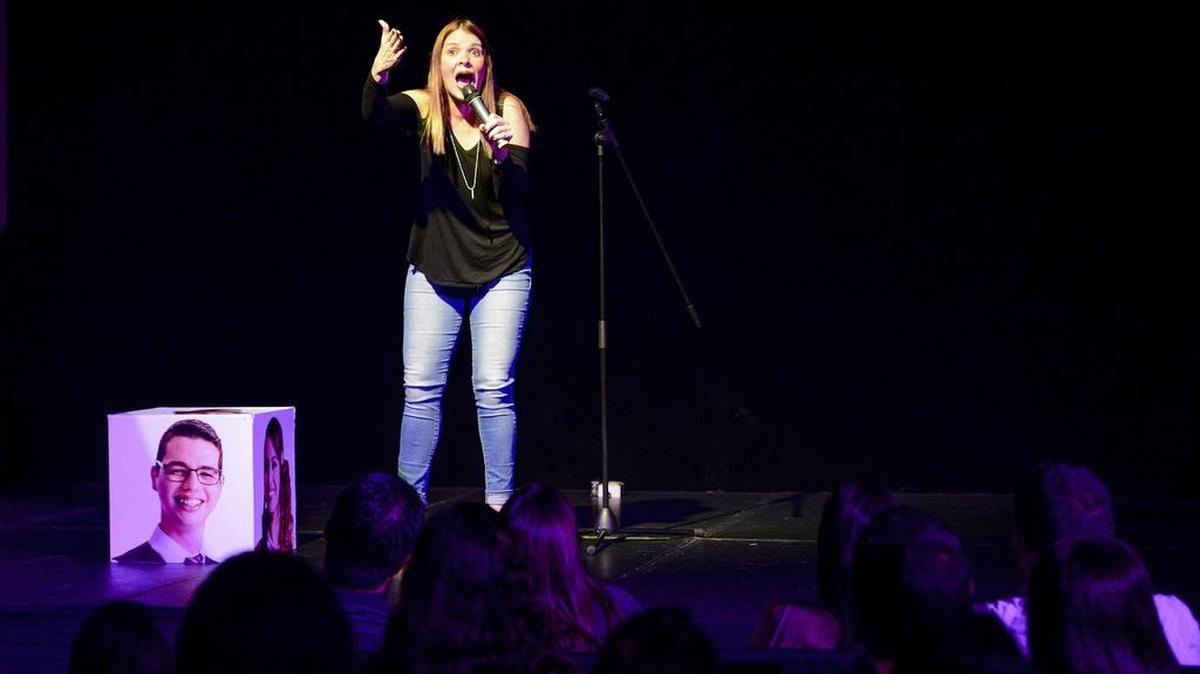 La comediante venezolana Verónica Gómez durante una actuación en el teatro del Centro Cultural BOD en Caracas el 9 de diciembre de 2016.