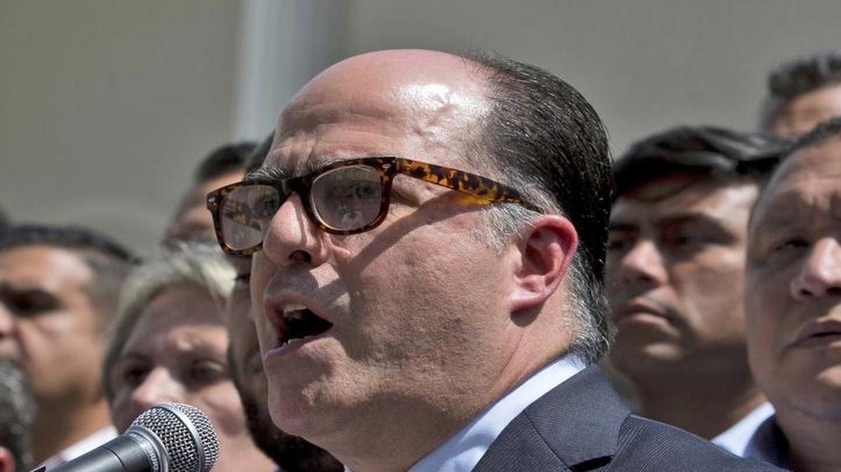 En esta foto del 18 de abril de 2017, Julio Borges, presidente de la Asamblea Nacional venezolana, habla a los medios de comunicación antes de una sesión en Caracas, Venezuela.