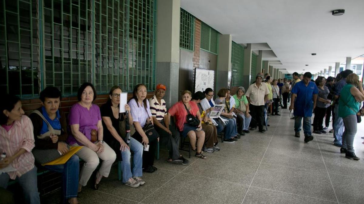 Personas se forman en una escuela para certificar la autenticidad de sus firmas en Caracas, Venezuela, 20 de junio de 2016.