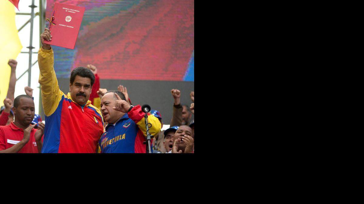 
El presidente de Venezuela, Nicolás Maduro (izq.) y el titular de la Asamblea Nacional, Diosdado Cabello, durante una concentración en Caracas, el 15 de marzo pasado.

