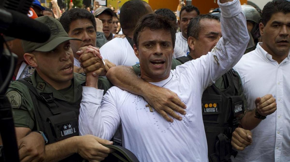 Fotografía de archvivo (Caracas, 18/02/2014), del opositor venezolano Leopoldo López cuando se entregó a miembros de la Guardia Nacional (GNB, policía militarizada) en una plaza en Caracas (Venezuela).