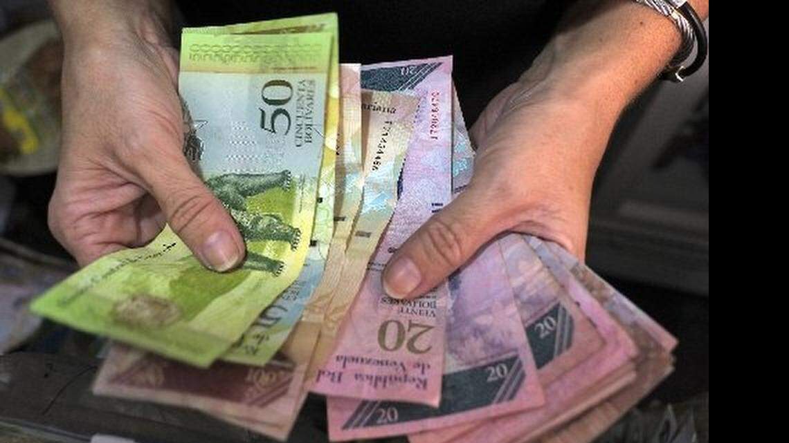 Venezuela tiene simultáneamente uno de los salarios mínimos más altos y más bajos del planeta, dependiendo del tipo de cambio utilizado para hacer el cálculo. Los efectos de los distintos tipos de cambios dificulta la labor de los expertos para evaluar el verdadero estado de la economía en el país petrolero.