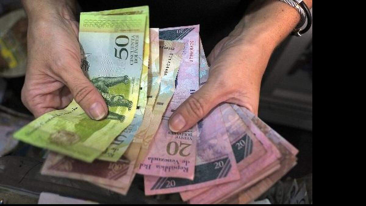Venezuela tiene simultáneamente uno de los salarios mínimos más altos y más bajos del planeta, dependiendo del tipo de cambio utilizado para hacer el cálculo. Los efectos de los distintos tipos de cambios dificulta la labor de los expertos para evaluar el verdadero estado de la economía en el país petrolero.