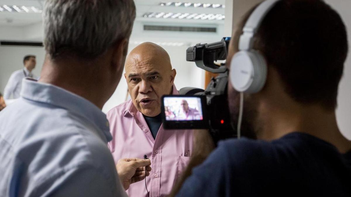 El secretario ejecutivo de la alianza de partidos Mesa de la Unidad Democrática (MUD), Jesús Torrealba (c), habla con periodistas el jueves 22 de septiembre de 2016, en Caracas.