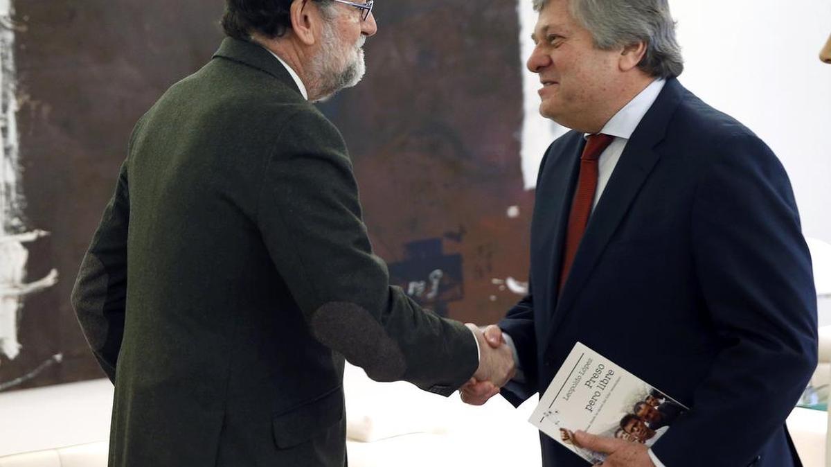 El presidente del Gobierno en funciones, Mariano Rajoy (i), se ha reunido hoy en el Palacio de la Moncloa con Leopoldo López Gil (en la foto), Antonieta Mendoza de López y Diana López Mendoza (d), los padres y la hermana, respectivamente, del preso político venezolano Leopoldo López, que acaba de cumplir dos años privado de la libertad en una cárcel militar en su país.
