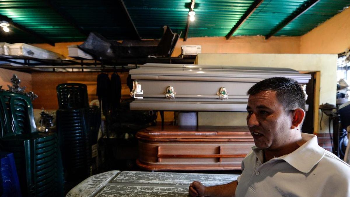 En 2015 hubo 17,778 homicidios, según la fiscalía (58,1 por cada 100,000 habitantes), pero la ONG Observatorio Venezolano de Violencia (OVV) estima que en total 27,875 personas fueron ultimadas con armas (90 por cada 100,000).