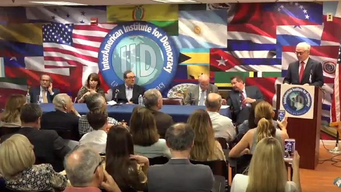 El banquero venezolano Oscar García Mendoza al ser presentado como nuevo integrante del consejo consultivo del Interamerican For Democracy Institute.