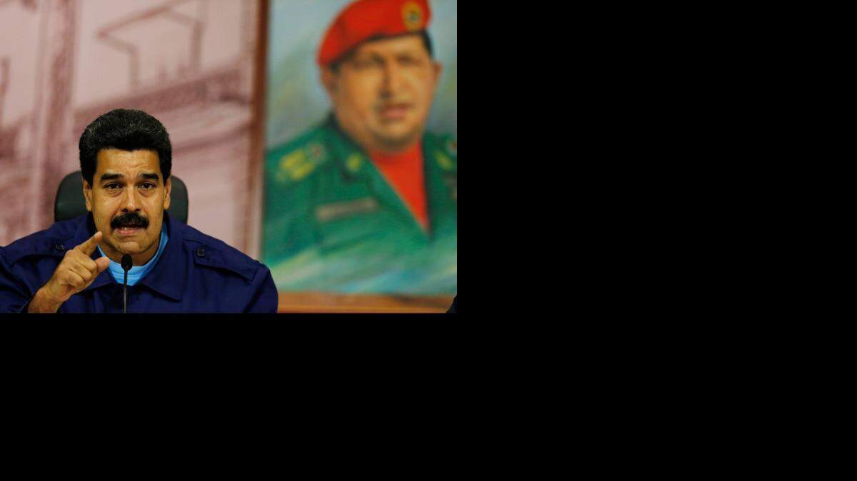 
El presidente de Venezuela, Nicolás Maduro, indicó que propondrá a su par ecuatoriano, Rafael Correa, que el documento “casi sagrado” sea expuesto durante la cumbre de la Unión de Naciones Suramericanas (Unasur) de diciembre próximo que se celebrará en Guayaquil.
