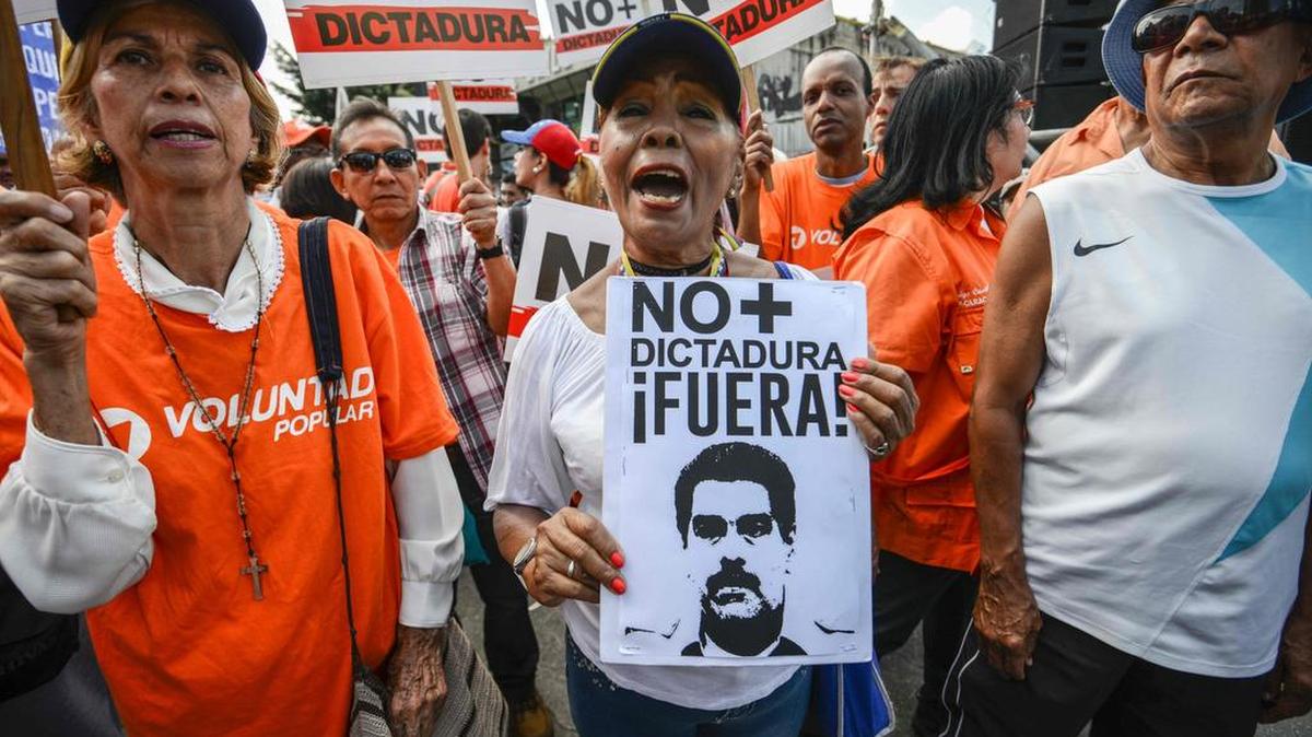 Miembros de la oposición protestan contra el gobierno de Nicolás Maduro y las sentencias del Tribunal Supremo de Venezuela, el sábado en Caracas.