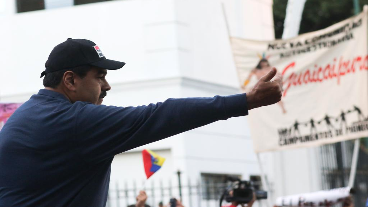 Fotografía cedida por el Palacio de Miraflores donde aparece el presidente venezolano, Nicolás Maduro, mientras participa en una asamblea popular el miércoles 9 de diciembre de 2015, en Caracas (Venezuela).