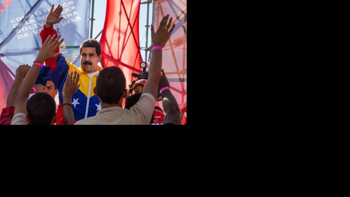 
El presidente de Venezuela, Nicolás Maduro, participa en una manifestación el lunes 15 de noviembre del 2014, en la ciudad de Caracas (Venezuela). Miles de chavistas se movilizan en Caracas para manifestar su repudio contra las acciones "imperialistas" de Estados Unidos después de que el Congreso de ese país aprobase sanciones contra funcionarios venezolanos la semana pasada.
