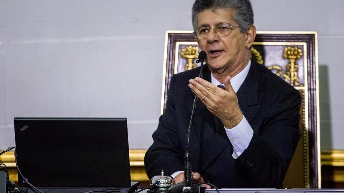 El presidente de la Asamblea Nacional, Henry Ramos Allup, preside la instalación de la Asamblea Nacional el martes 5 de enero de 2016, en Caracas, Venezuela.