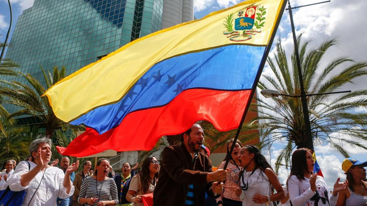 Opositores venezolanos participan el miércoles, en una manifestación para exigir el fin de la crisis y en respaldo a la Presidencia interina de Juan Guaidó, en Caracas (Venezuela).