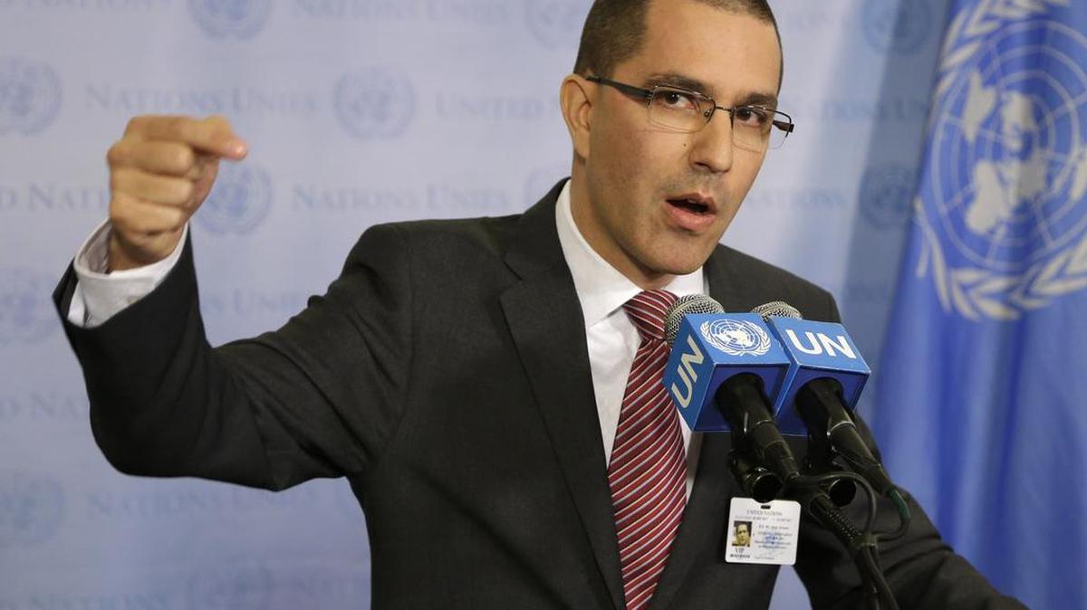 El canciller venezolano, Jorge Arreaza, habla con periodistas durante la Asamblea General de las Naciones Unidas en la sede de los Estados Unidos, el martes 19 de septiembre de 2017.