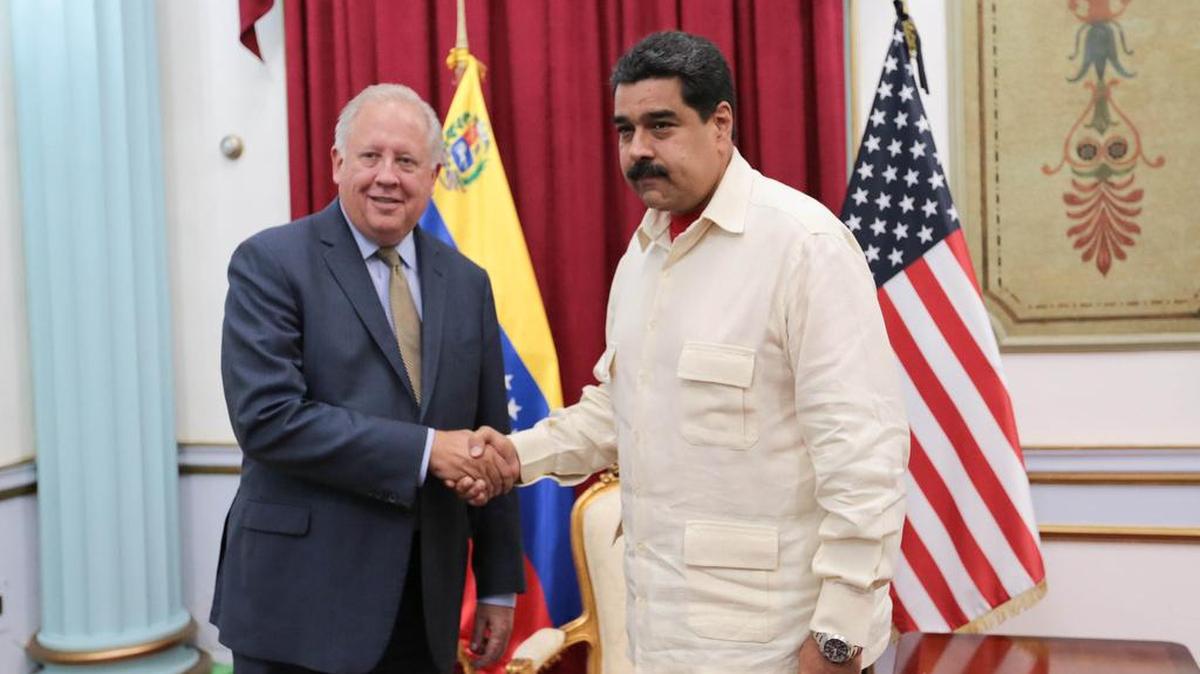 El subsecretario de Estado de Estados Unidos para Asuntos Políticos de Latinoamérica, Thomas Shannon (i), se réune con el presidente venezolano, Nicolás Maduro (d), en el Palacio de Miraflores, sede del Gobierno, este 31 de octubre de 2016, en Caracas (Venezuela).