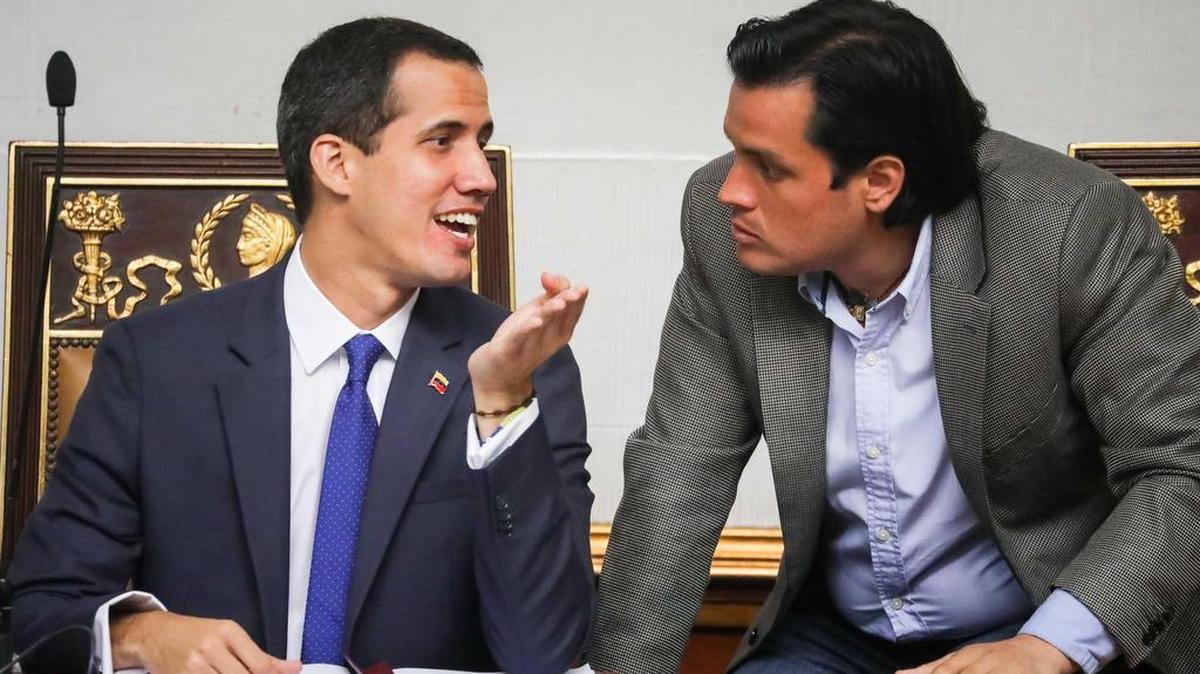El jefe del Parlamento venezolano, Juan Guaidó (i), habla con el diputado Carlos Paparoni durante una sesión del organismo este martes, en Caracas (Venezuela).
