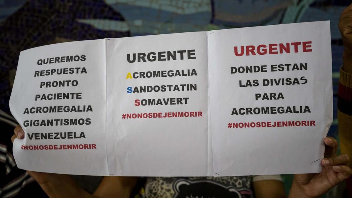 Un grupo de personas protesta en la entrada del Ministerio de Salud, para exigir medicinas que se usan en el tratamiento de Acromegalia el lunes 2 de abril del 2018, en Caracas (Venezuela).