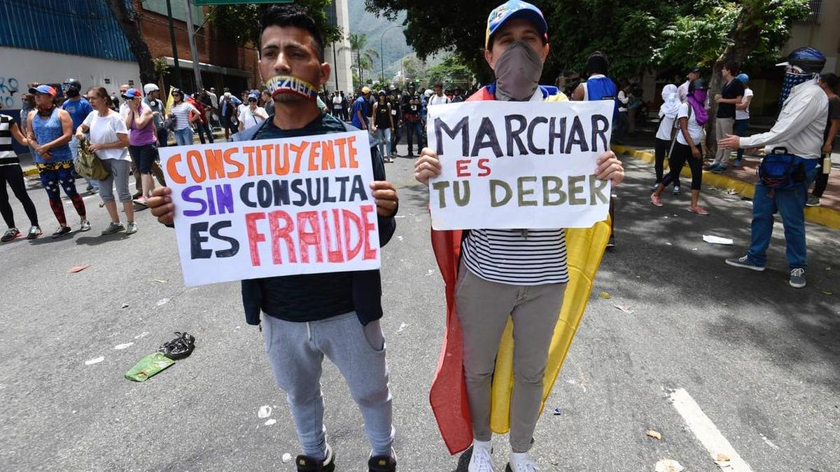 Activistas de la oposición se manifiestan en contra del gobierno del presidente Nicolás Maduro en Caracas, el 5 de junio de 2017.