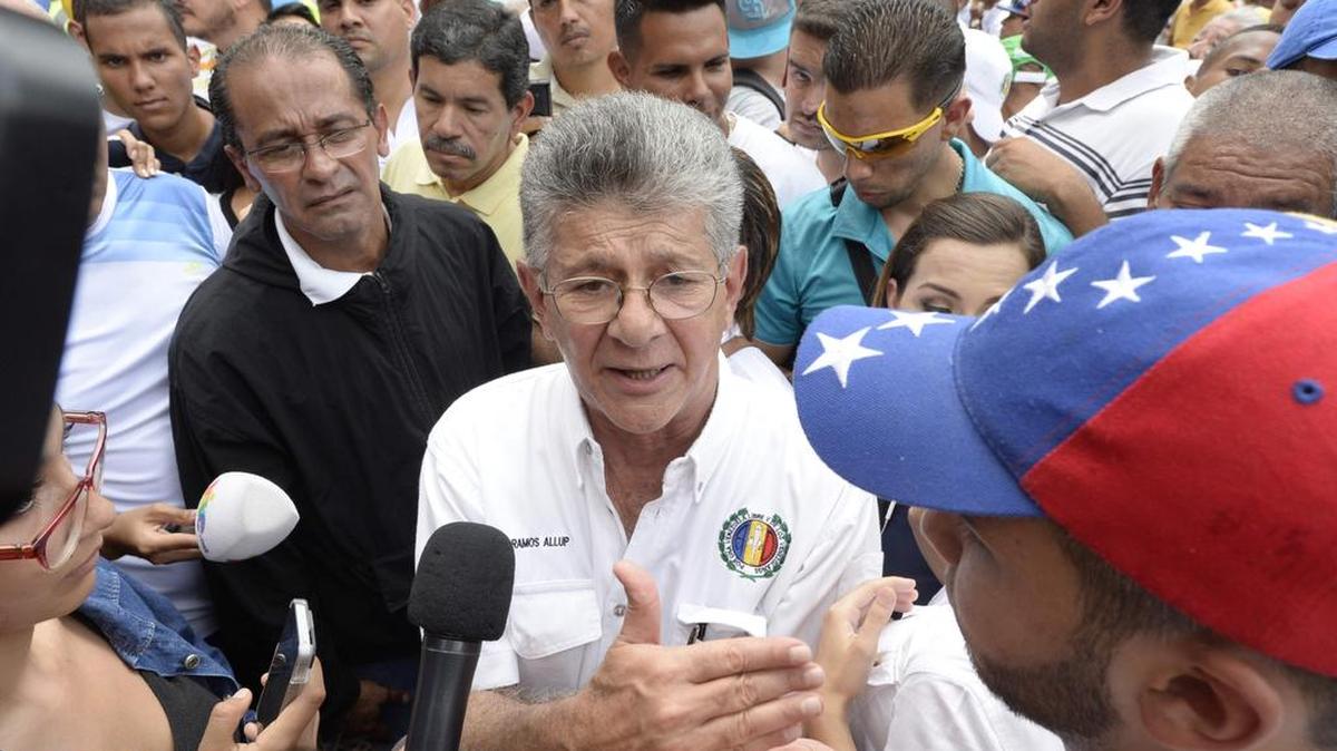 El opositor Henry Ramos Allup participa en una marcha en Caracas el 16 de septiembre de2016.
